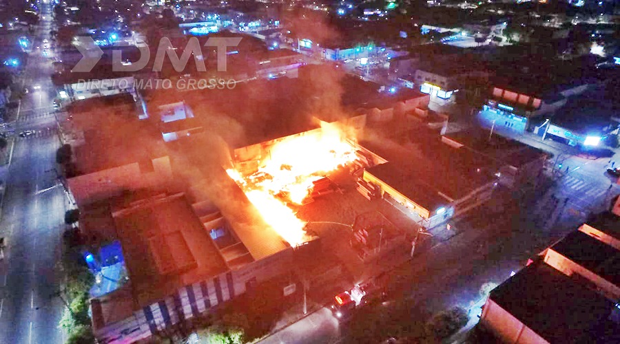 Incêndio de grandes proporções destrói comercio de madeiras no centro de Rondonópolis 1