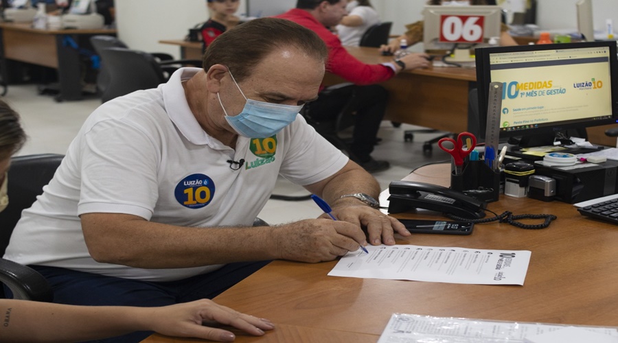 Luizão registra em cartório compromisso com a saúde 1