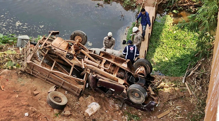 Caminhonete desaba de ponte em Rondonópolis após condutor perder o controle e capotar 1