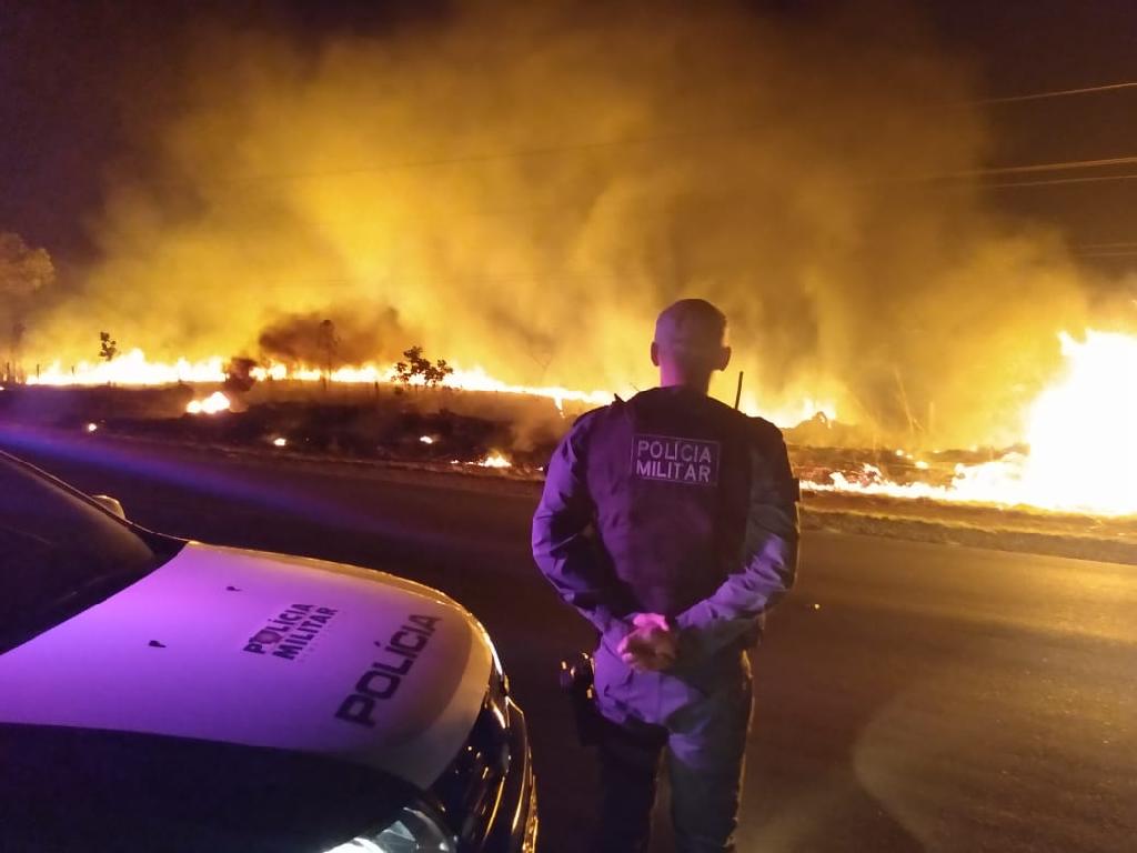 Morador é conduzido pela PM à delegacia por provocar incêndio 1