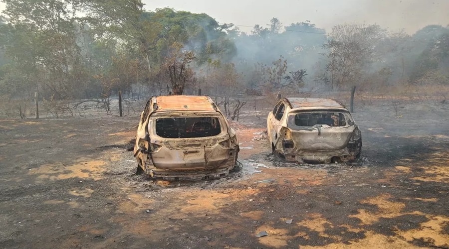 Veículos ficaram totalmente queimados por incêndio no estacionamento da Cachoeira da Martinha em MT 1