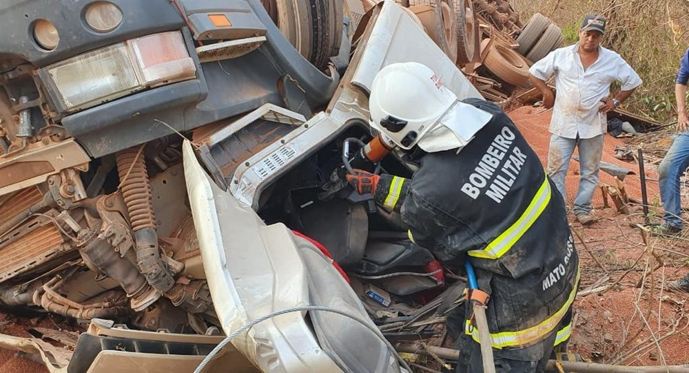 Motorista morre em tombamento de carreta e Militares encontram carabina 38 próximo ao corpo na Serra do Roncador 1