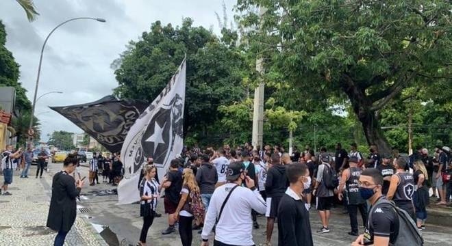 Torcida do Botafogo invade sede e protesta contra crise no clube 1