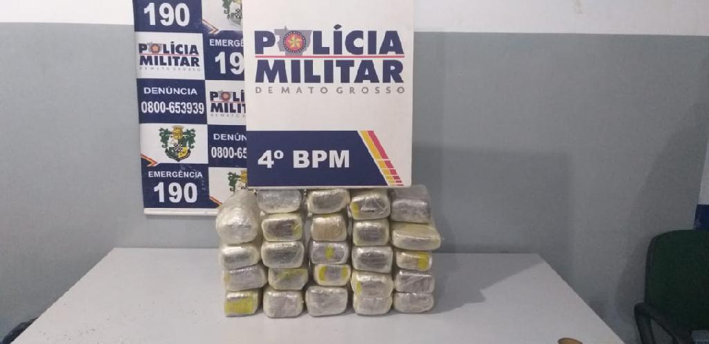 Policiais estouram boca de fumo e localizam barras de maconha dentro de climatizador 1