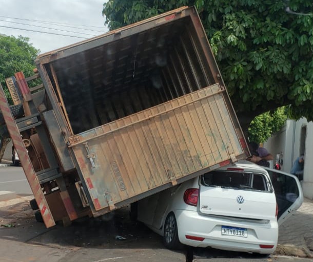 Acidente entre veículo Fox e caminhão bau deixa mulher gravemente ferida no centro de Rondonópolis 1