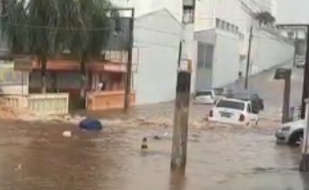 Chuva rápida mas com muito volume de água causa prejuízos em alguns pontos de Rondonópolis 1