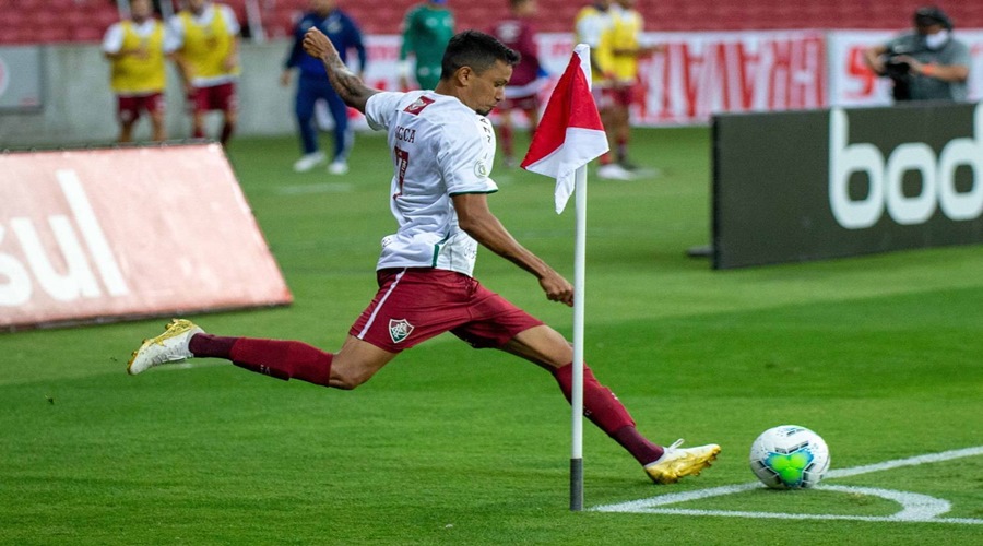 Flu faz gol olímpico e bate o Inter por 2 a 1, de virada, no Beira-Rio 1