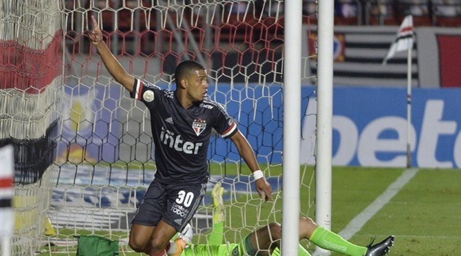 Com gol polêmico, São Paulo vira sobre o Goiás e cola nos líderes 1