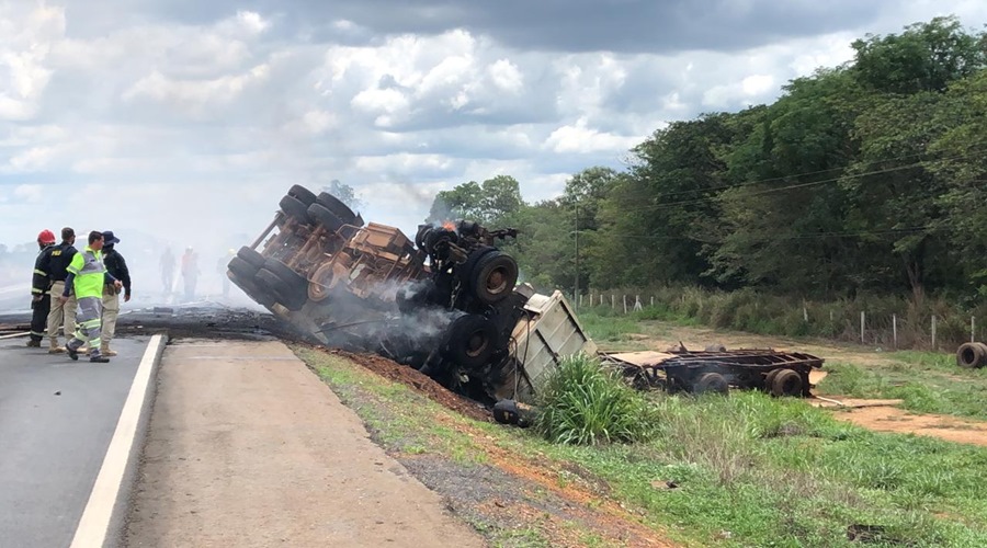 Duas pessoas morrem carbonizadas após caminhões colidirem de frente e pegarem fogo 1