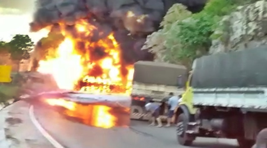 Motorista morre carbonizado após carreta que conduzia colidir na traseira de outro caminhão e explodir 1