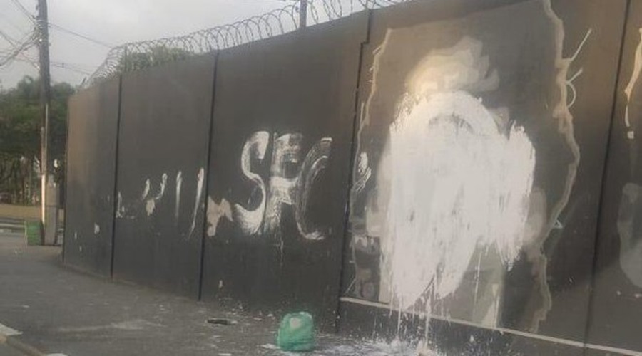 Rosto de Diego Maradona é pichado em muro do CT do Santos 1