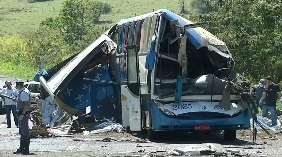 Colisão frontal entre carreta e ônibus deixa ao menos 41 mortos e dezenas de feridos 1