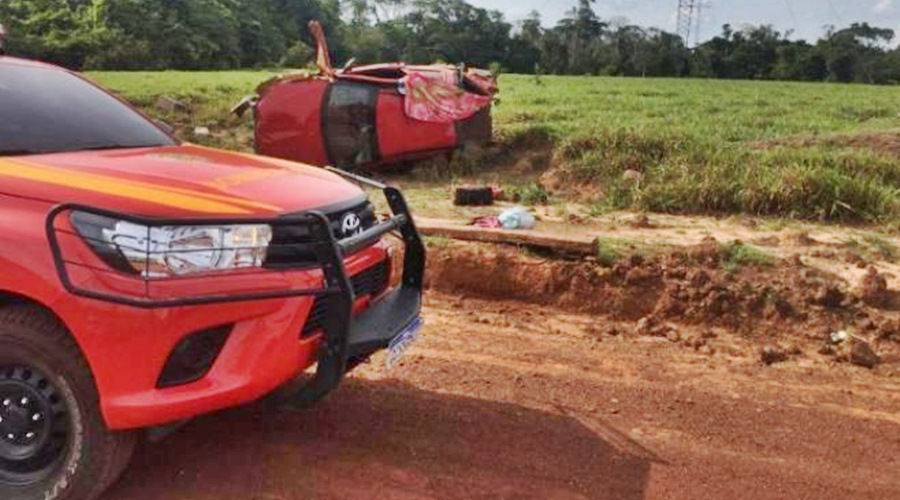 Jovem de 25 anos e garoto de 12 morrem em acidente após capotamento de Fiat Strada que transportava 8 pessoas 1