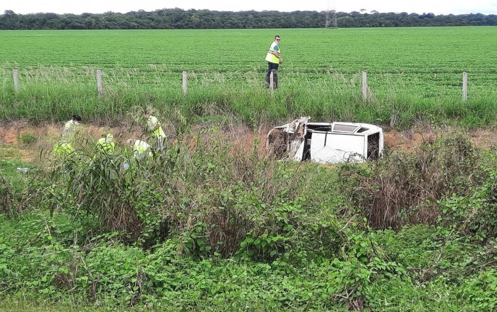 Durante capotamento passageiro morre ao ser arremessado de veículo e motorista fica em estado grave 1