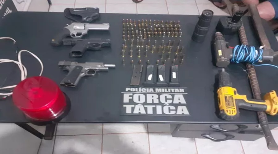 Policiais suspeitos de planejarem roubo a banco são presos com armas e ferramentas em MT 1