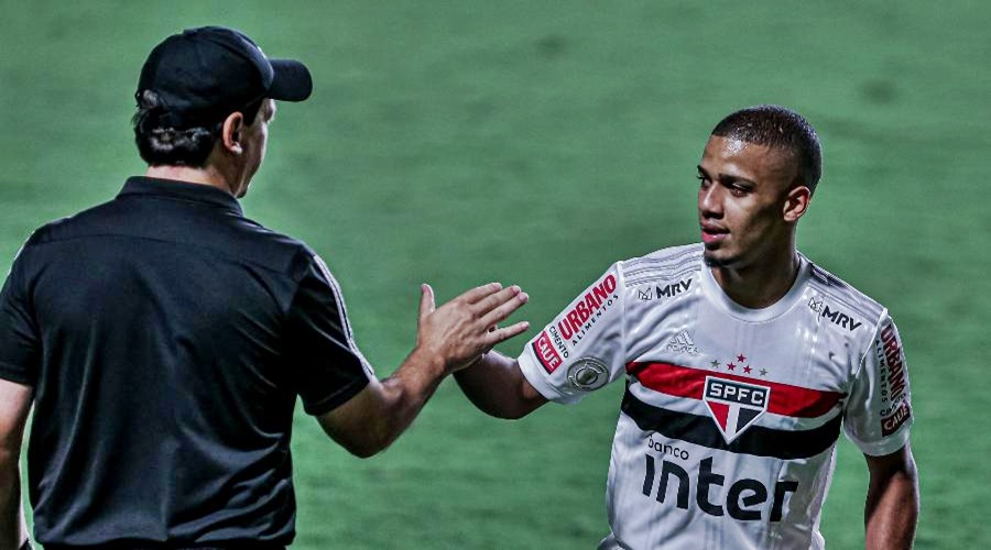 São Paulo vence Goiás e assume liderança do Brasileiro 1