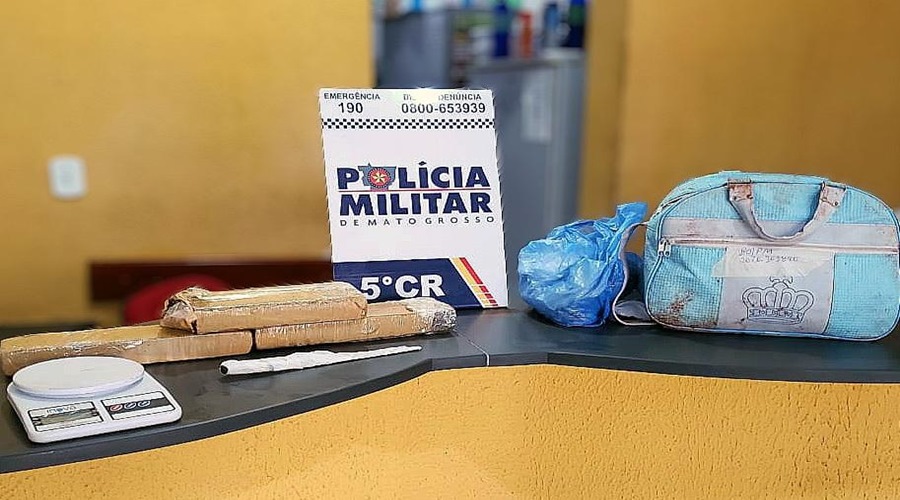 Policiais encontram bolsa de bebê dentro de fossa com três quilos de maconha 1