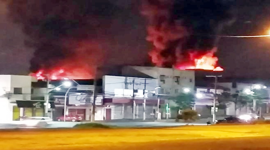 Incêndio de grandes proporções no centro de Cuiabá destrói lojas e deixa dois bombeiros feridos 1