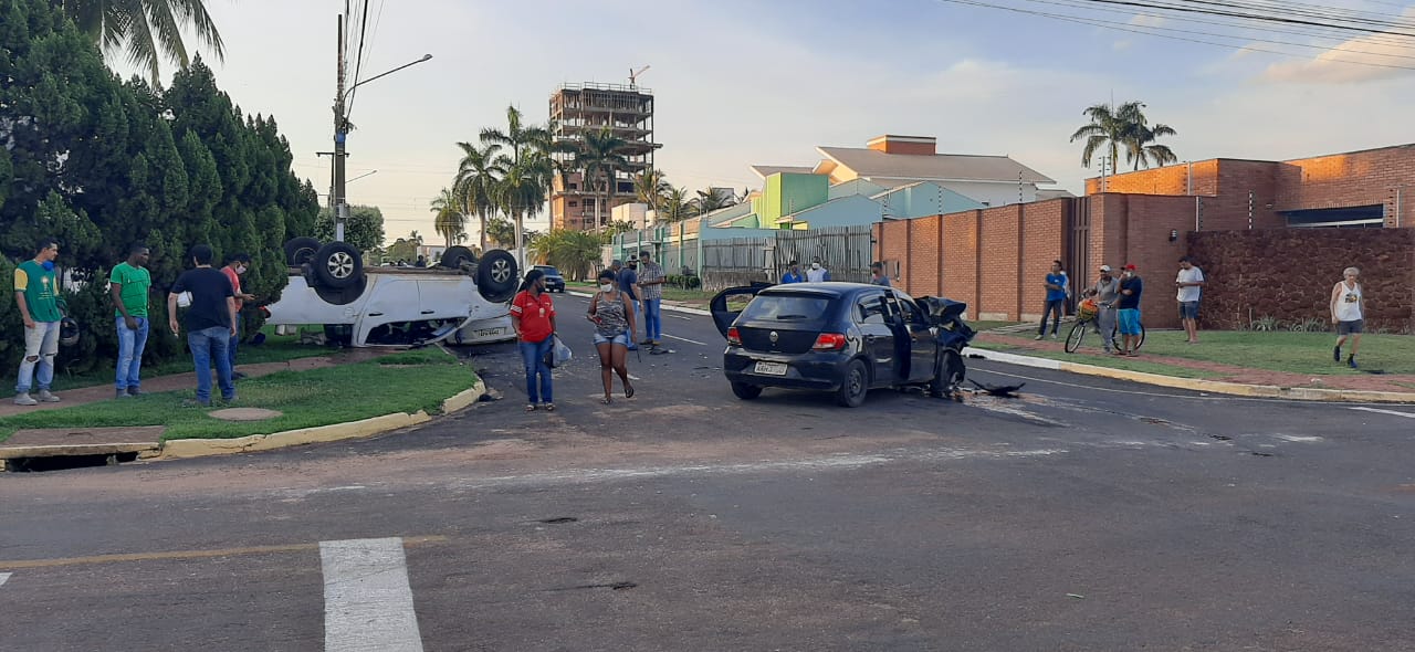 Colisão entre três veículos resulta no capotamento de caminhonete no Jardim Santa Marta em ROO 1