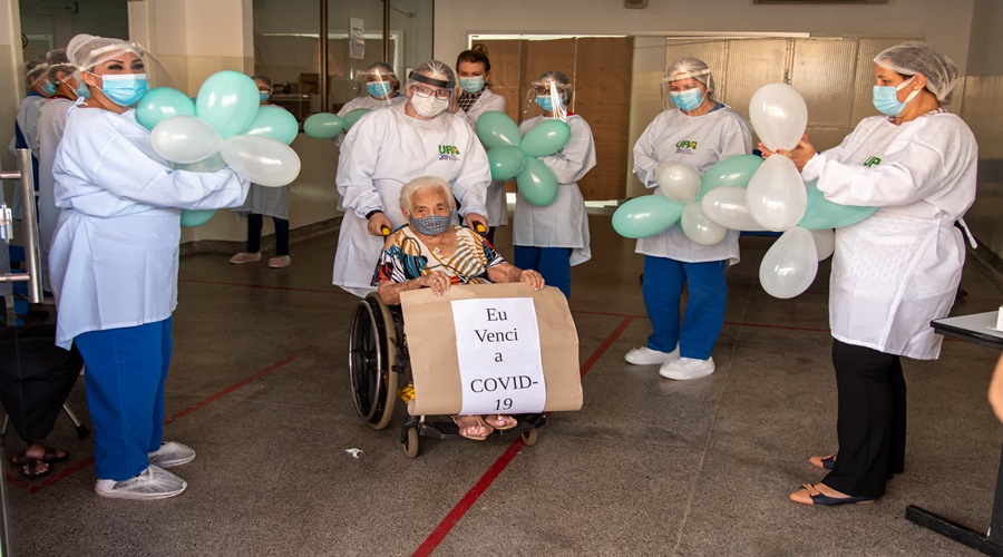 Idosa de 100 anos é aplaudida em hospital após vencer a Covid-19 em Rondonópolis 1