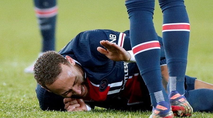 Neymar leva tesoura e sai de campo chorando com dores no tornozelo 1