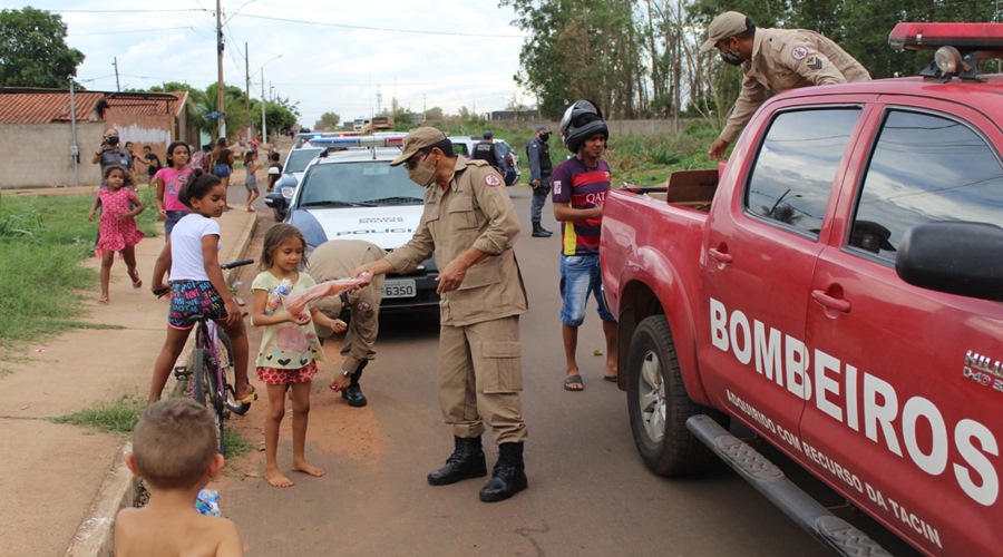 Corpo de bombeiros e Policia Militar doam brinquedos para crianças em Rondonópolis 1