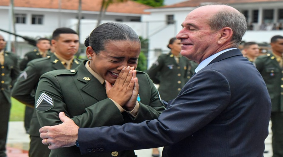 Jovem de 19 anos se forma em 1º lugar como 3º sargento do Exercito Brasileiro e se emociona em formatura 1