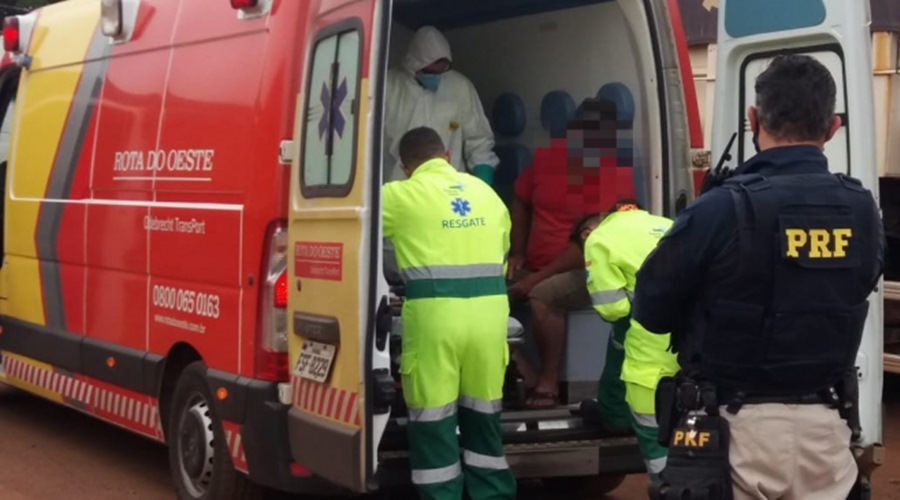 Cinco pessoas ficam feridas em colisão entre carreta e ônibus em VG 1