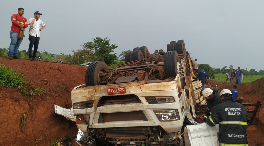 Carreta gaiola carregada de boi tomba em próximo a Pedra Preta e motorista morre preso as ferragens 1