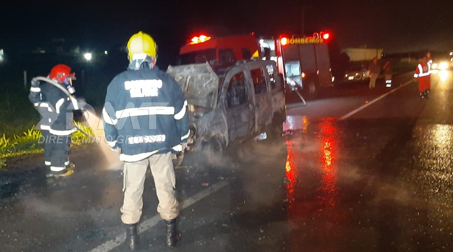 Veículo fica totalmente destruído após pegar fogo na MT 130 saída de Rondonópolis 1