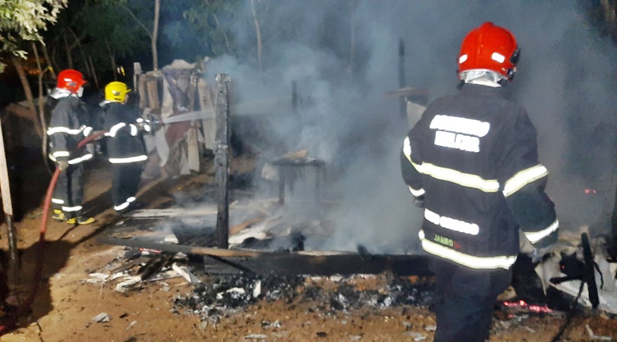 Idoso tem casa destruída pelo fogo após panela explodir durante o preparo do jantar 1