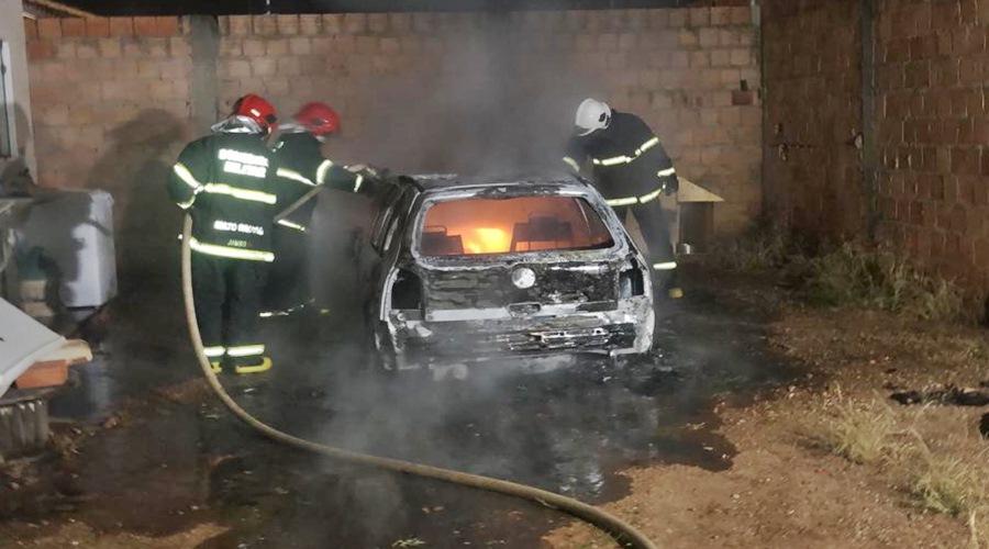 Carro fica totalmente destruído após ficar em chamas no bairro João Morais 1