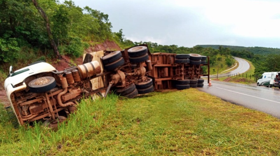 Carreta tomba e carga se espalha no acostamento na MT 130 após condutor perder o controle 1