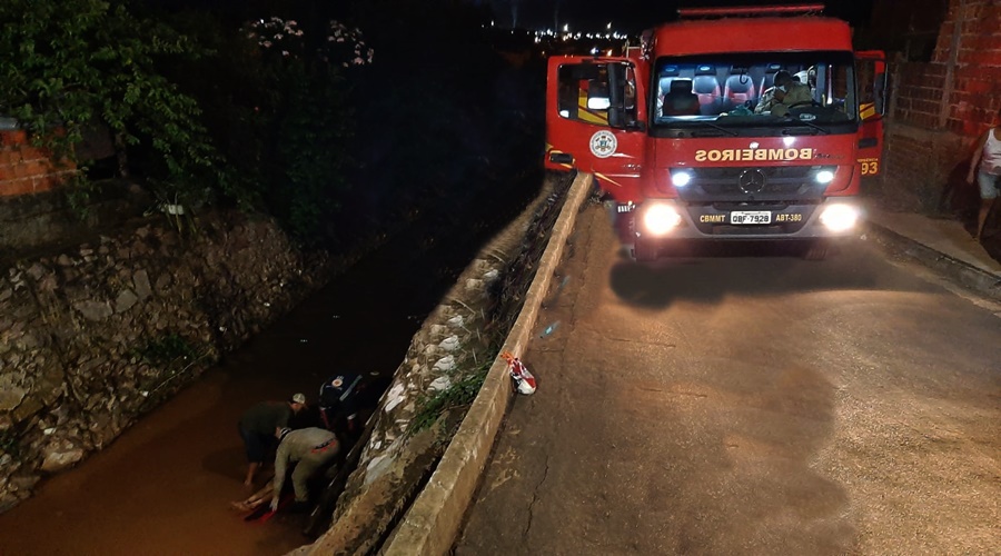 Mulher cai de uma altura de cinco metros em rede de esgoto e é resgatada pelo Corpo de Bombeiros 1