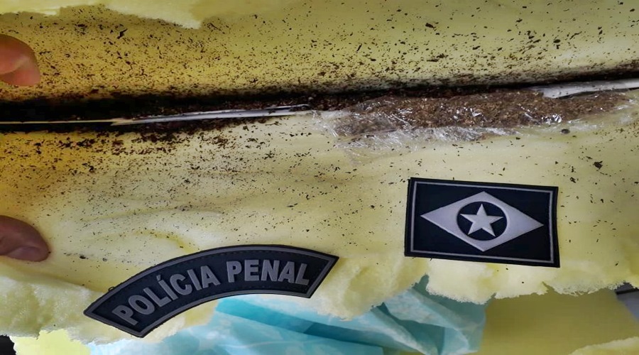 Policiais penais prendem mulher que tentou entrar em unidade penal com droga escondida em colchão 1