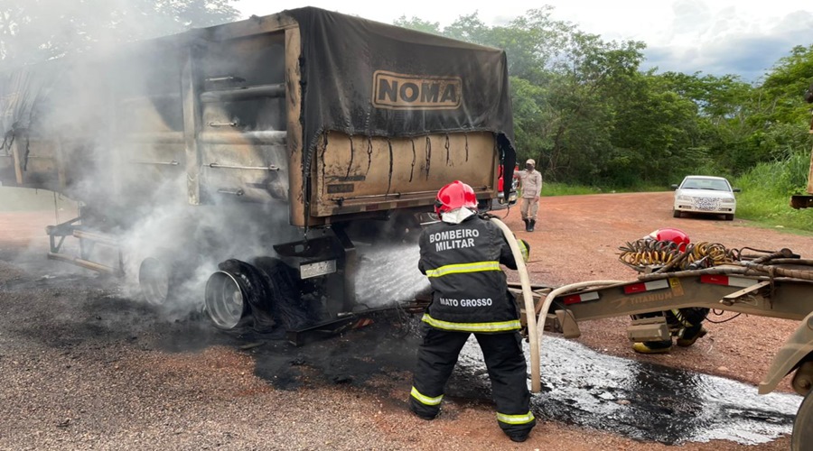 Carreta carregada de adubo pega fogo em um dos vagões na Serra da Petrovina 1