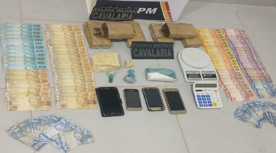 Cavalaria da PM prende uma mulher e desmonta central de tráfico de droga em Brianorte 1