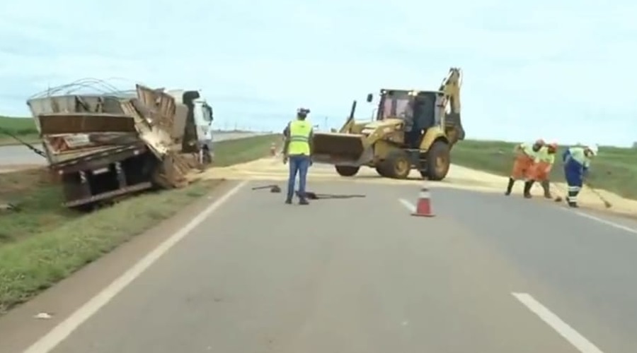 Carreta carregada de soja tomba na BR 163 próximo ao Terminal Ferroviário de Rondonópolis 1