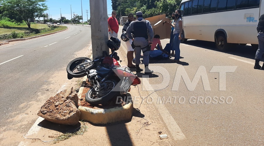 Motociclista se distrai na Avenida dos Estudante colidi em poste e fica gravemente ferido 1