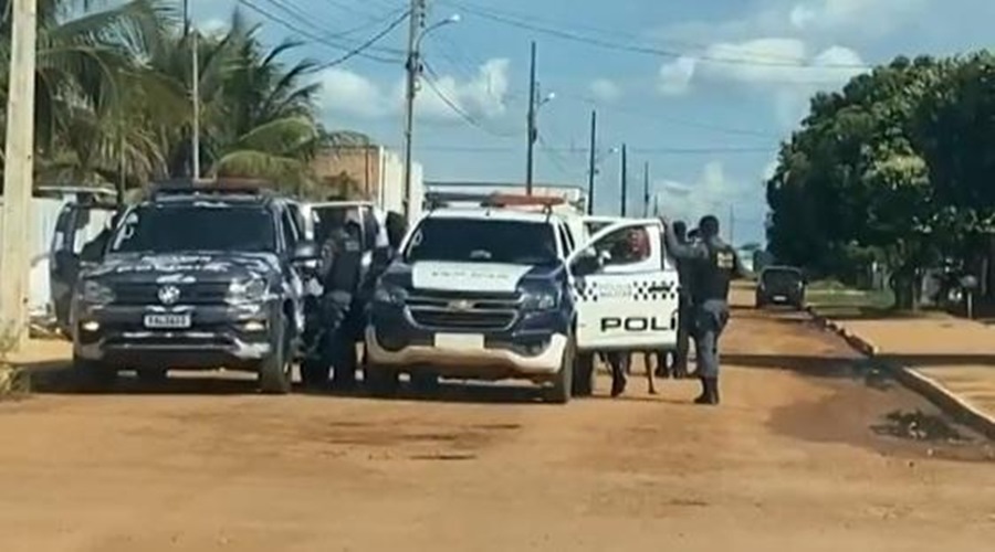 Morador registra momento que bandidos trocam tiros com a policia durante tentativa de abordagem 1