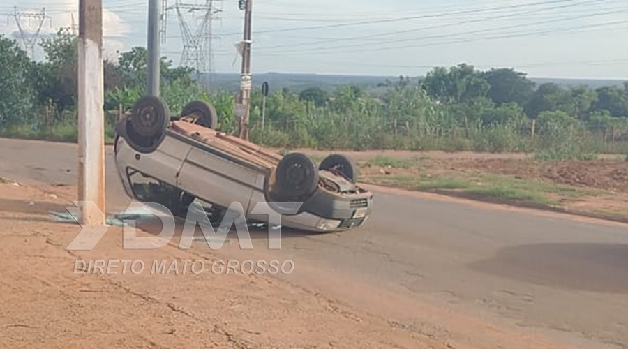 Veículo não respeita placa de pare invade preferencial e causa capotamento de outro carro 1