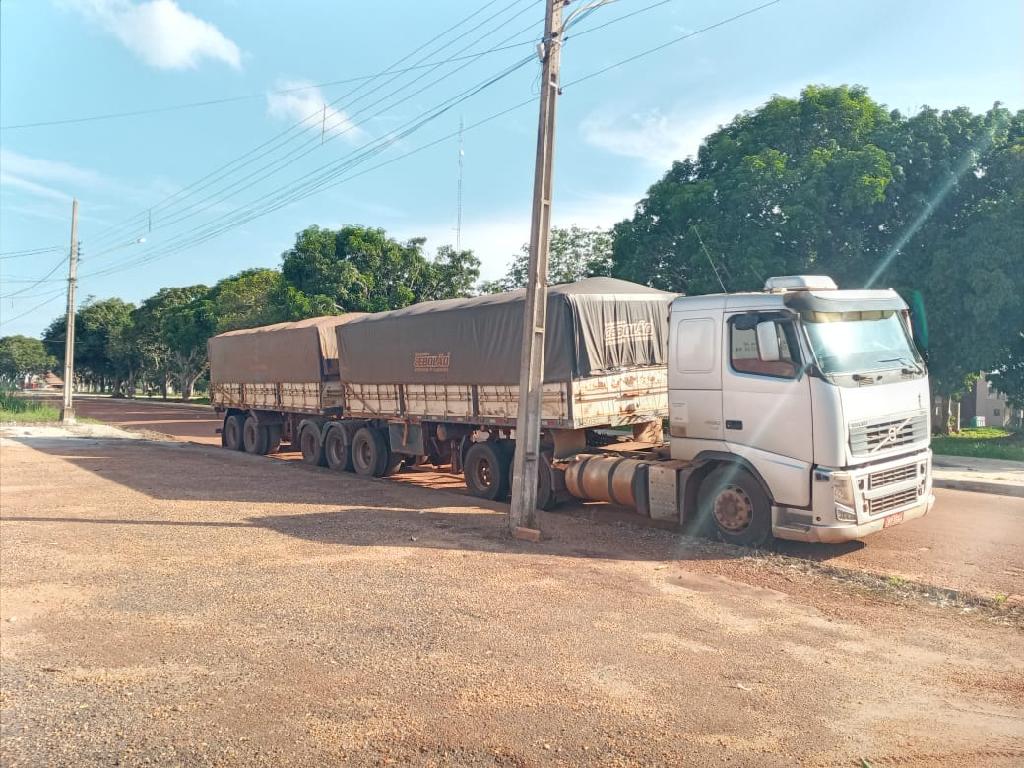 PM prende três e desmonta plano de furto de 47 toneladas de milho em silo de fazenda 1