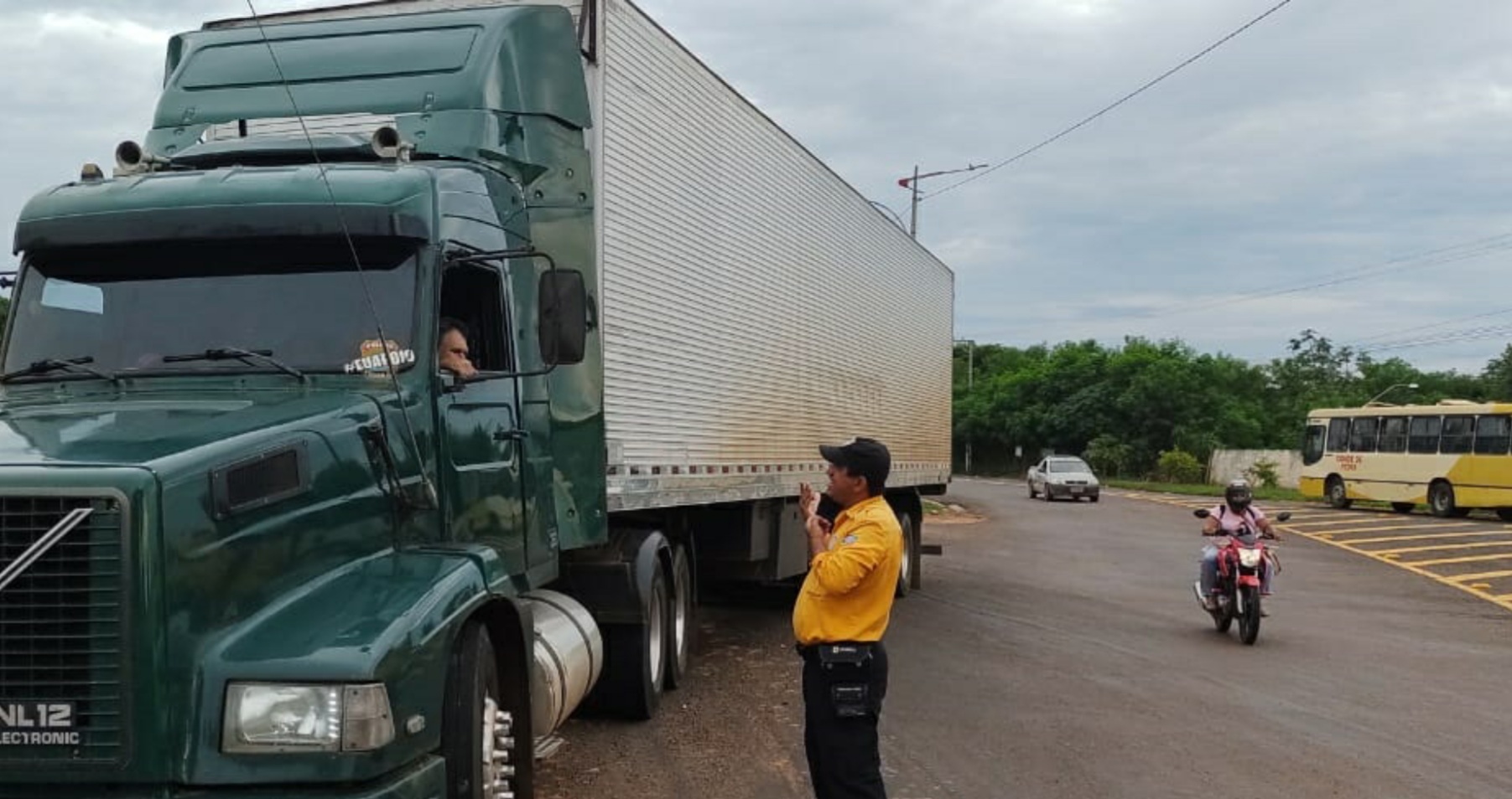 Mesmo com fiscalização, caminhões insistem em circular em horário proibido no centro de Rondonópolis 1