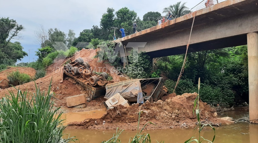 Carreteiro perde controle da direção e carreta despenca em barranco na cabeceira da ponte do Rio Arareau 1