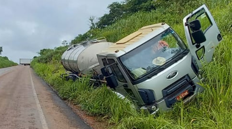 Condutor de caminhão baú perde controle e bate na traseira de caminhão tanque 1