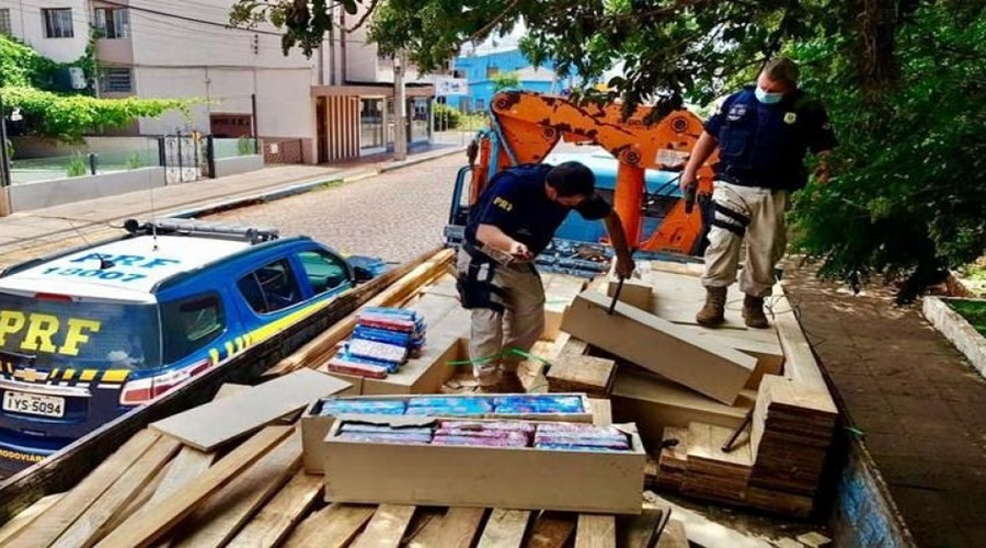 Dois homens foram presos pela PRF com quase uma tonelada de maconha no RS 1