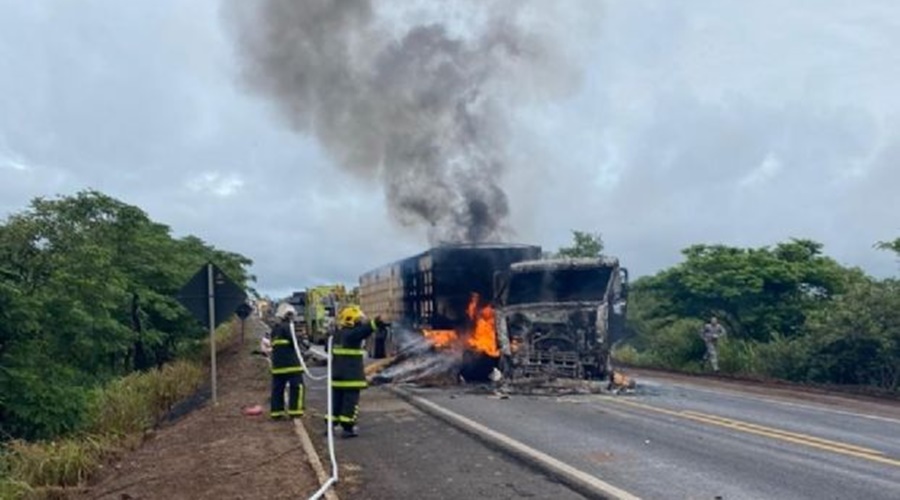 Carretas pegam fogo após colisão traseira Entre Várzea Grande e Jangada 1