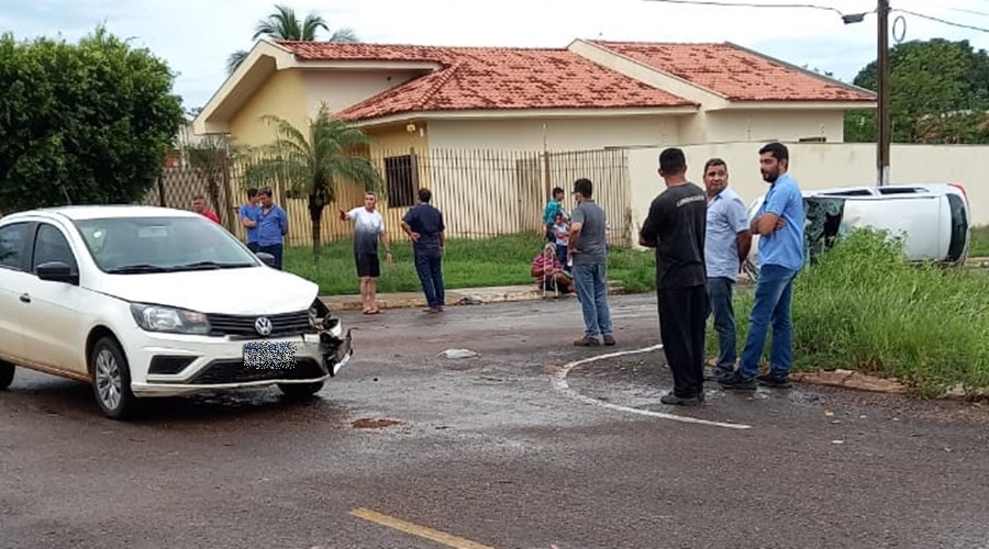 Após invadir preferencial veículo capota no bairro Santa Marta 1