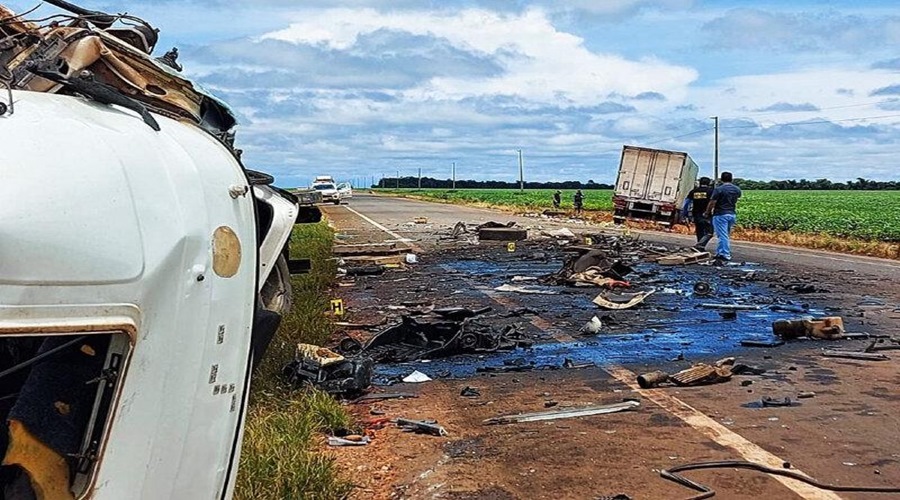 Uma colisão frontal de duas carretas deixa dois motoristas mortos entre os municípios de Nova Mutum e Campo Novo do Parecis 1