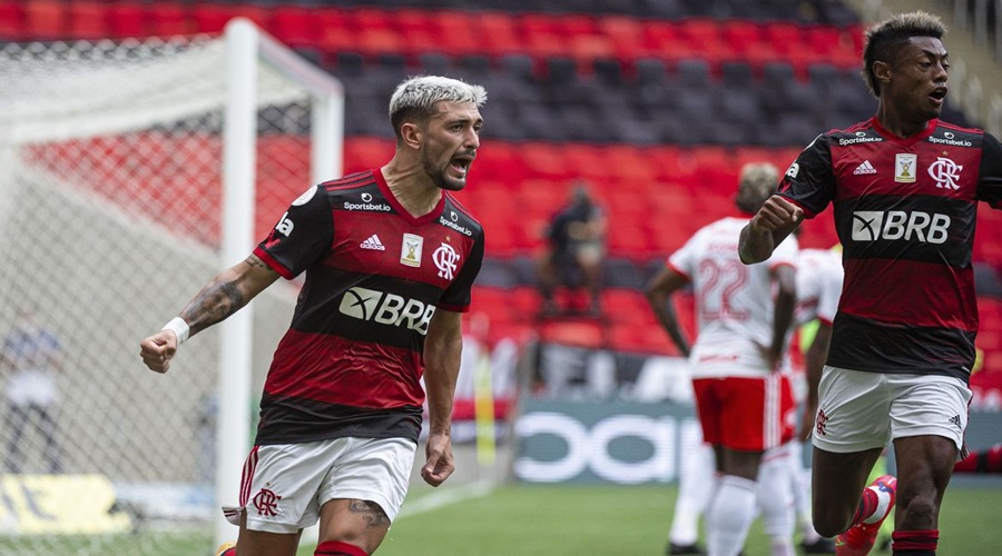 Flamengo vence Inter de virada e assume a liderança do Brasileiro 1